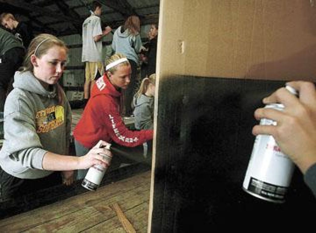 Bettendorf kicks off hefty Student Hunger Drive goal at Homecoming